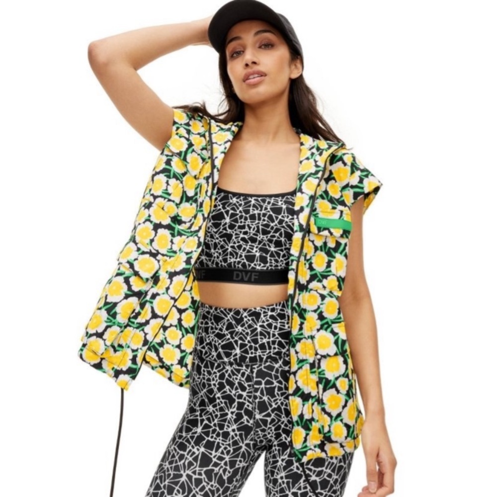 NWOT DVF Nylon Packable Yellow Poppy
Short Sleeve Hooded Vest L - Picture 3 of 6